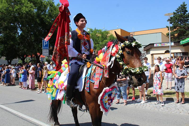 Po pěti letech projela Hlukem jízda králů. Na snímcích slavnostní průvod družiny i folklorisů městem.