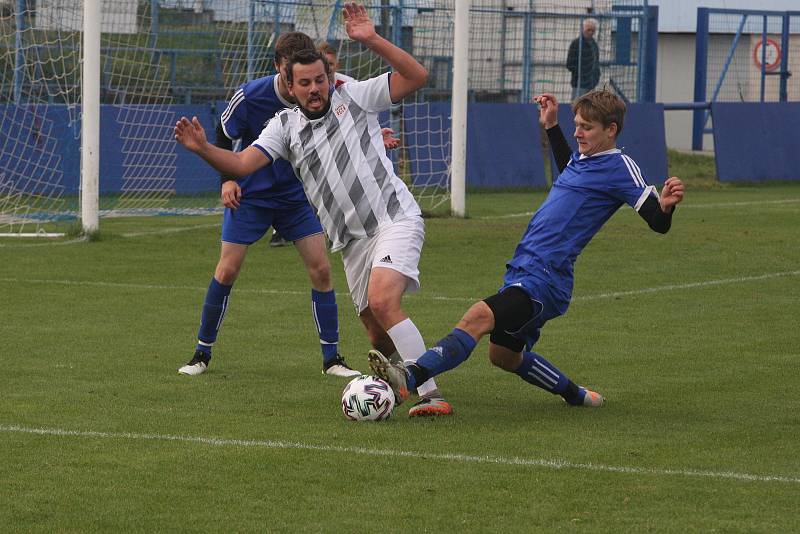 Fotbalisté Kunovic (modré dresy) v 11. kole krajské I. A třídy skupiny B i bez omluveného trenéra Chaloupky zdolali Těšnovice 2:1.