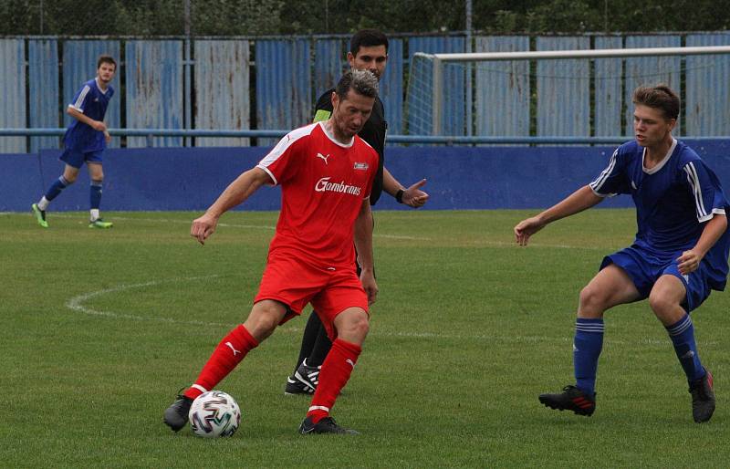 Fotbalisté Kunovic (modré dresy) ve 3. kole krajské I. A třídy skupiny B podlehli Újezdci 1:4.