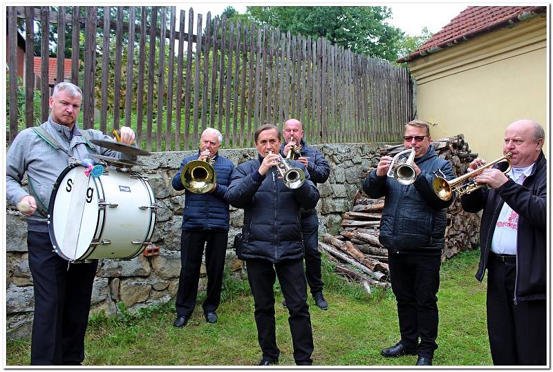 Hroznové bobule, víno, burčák, koláčky i kulturní program zaujaly na Modré milovníky vína i folkloru.