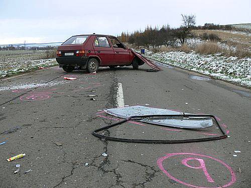 Tragická nehoda osobního auta u Veletin, při které zahynul jeden člověk