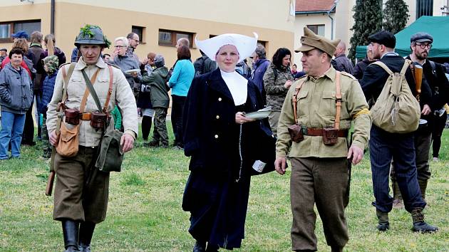 PIETA I BOJOVÉ UKÁZKY. Rok co rok se koná ve Vápenicích pietní akce, ale poprvé za 74 let viděli lidé přestřelky mezi Němci, partyzány a rumunskými vojáky.