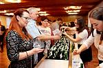 Sál Agra Zlechov se v sobotu zaplnil vínomilci, kteří si mohli koštovat některý z 385 vzorků vín, ale také olivy, klobásy a sýry.