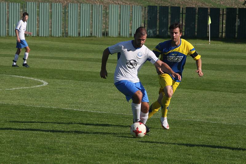 Fotbalisté Slavkova (modré dresy) v 7. kole I.B třídy přehráli oslabený Tlumačov 3:0.