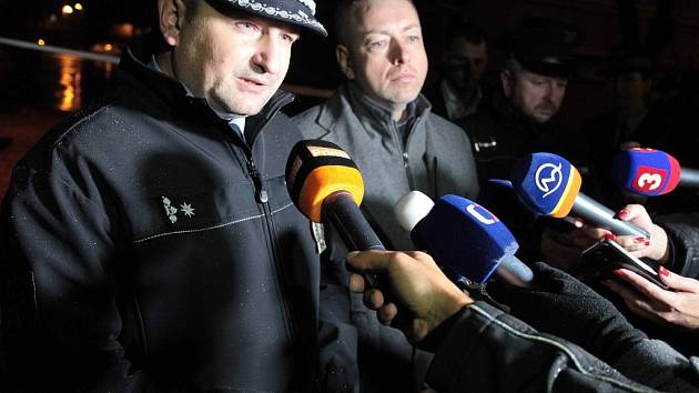 Policejní zásah po střelbě v restauraci Družba v Uherském Brodě. Zleva: policejní preziden Tomáš Tuhý a ministr vnitra Milan Chovanec.