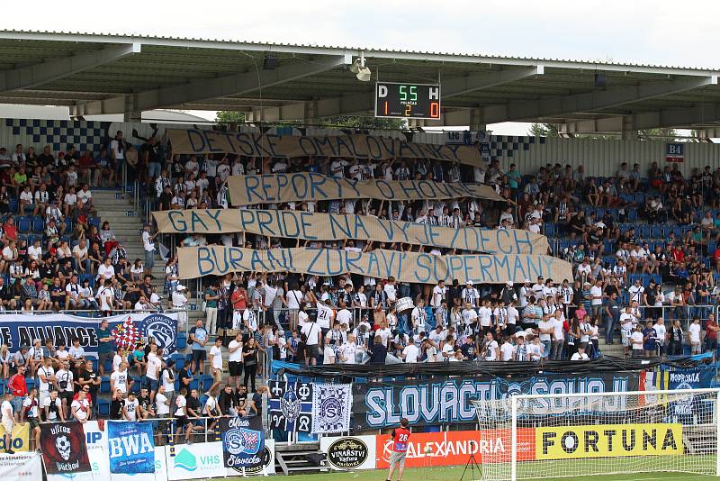 Fotbalisté Slovácka (v bílých dresech) v derby přemohli Zlín 1:0