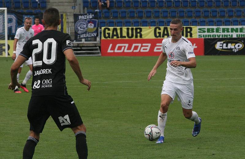 Fotbalisté Slovácka (bílé dresy) ve 2. kole FORTUNA:LIGY hostili České Budějovice.