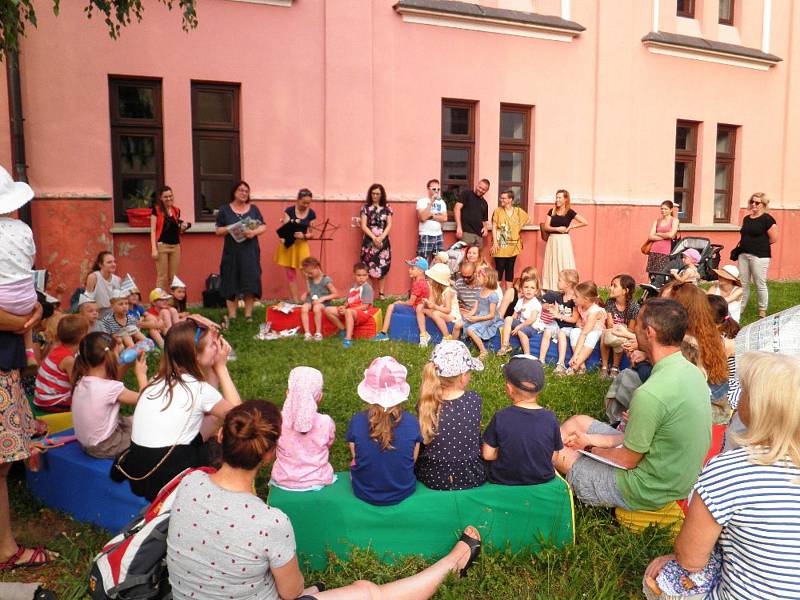 Druhá půle měsíce června již tradičně patří „Hradišťskému sluníčku“ a čteným večerníčkům na paloučku u Knihovny B. B. Buchlovana v Uherském Hradišti.