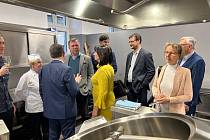Modernizace školní kuchyně v ZŠ UNESCO přišla na desítky milionů korun. Dnes v ní uvaří 1100 obědů denně