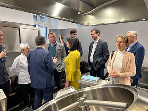 Modernizace školní kuchyně v ZŠ UNESCO přišla na desítky milionů korun. Dnes v ní uvaří 1100 obědů denně