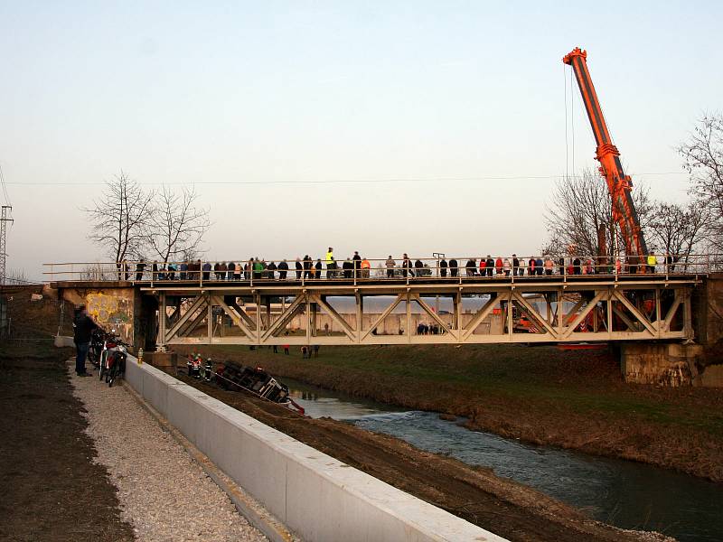 Jako pírko vynesl obří jeřáb z řeky Olšavy domíchávač plný beton