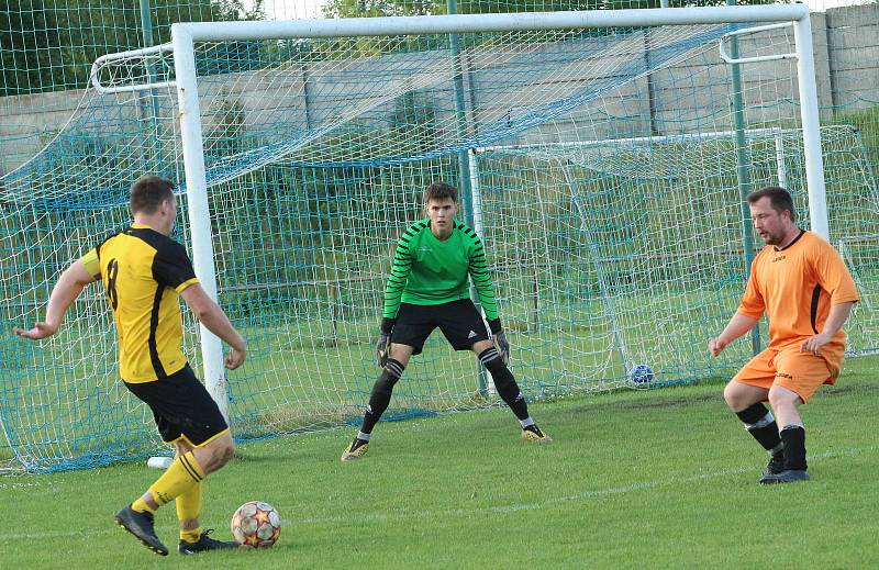 Fotbalisté Ostrožské Lhoty (žlutočerné dresy) ve 2. kole Poháru OFS Uherské Hradiště zvítězili na hřišti sousedního Uherského Ostrohu B 3:1.