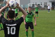 Fotbalisté Zlechova (zelené dresy) ve 20. kole krajské I. B třídy skupiny C přehráli doma Dolní Němčí 3:0.