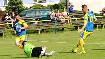 Fotbalisté Zlámance (v oranžovém) nedokázali porazit Slavkov, který přijel s deseti hráči, Utkání skončilo 2:2.