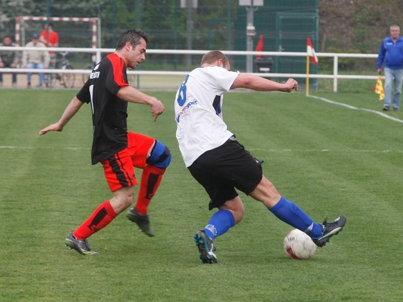 Fotbalisté Drslavic (v bílém) ve Starém Městě dlouho drželi nerozhodný výsledek. Po vyloučení Kňazeje ale domácí dvakrát využili přesilovku a zvítězili 3:1. 