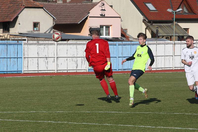 Fotbalisté Hluku (fosforové dresy) v dohrávce 10. kola krajské I. A třídy skupiny B deklasovali Bojkovice 8:1.