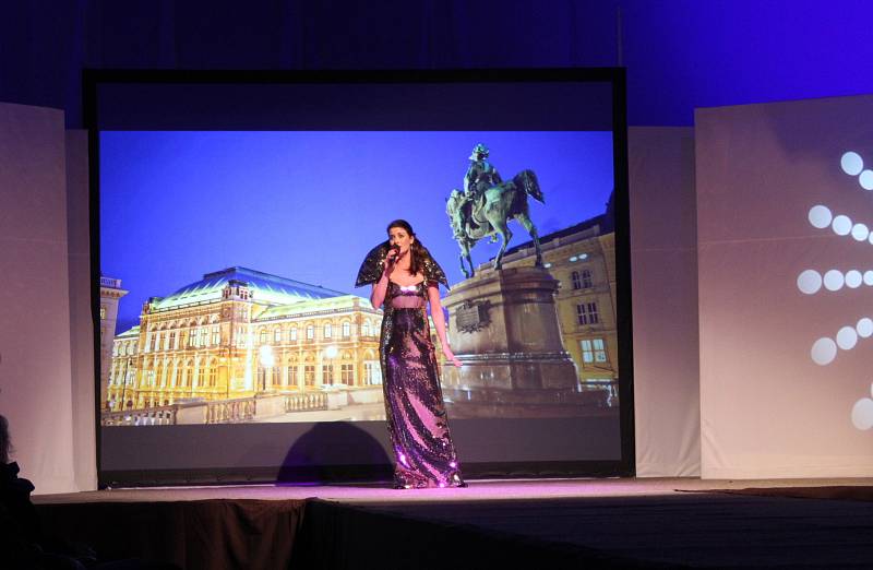 Adventní večer Marie Zelené a Martiny Hrnčířové zahájil dvouhodinový projekt s názvem Oslava krás světa. Na návštěvě ve Vídni. Operní zpěvačka Eva Benešová z Kroměříže.