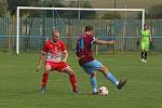 Fotbalisté Slavkova (bíločervené dresy) na úvod nové sezony zdolali Velký Ořechov 1:0.