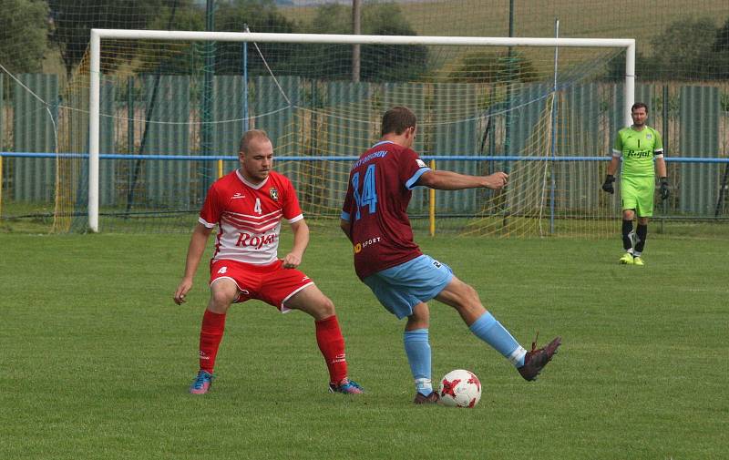 Fotbalisté Slavkova (bíločervené dresy) na úvod nové sezony zdolali Velký Ořechov 1:0.