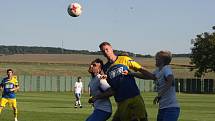 Fotbalisté Slavkova (modré dresy) v 7. kole I.B třídy přehráli oslabený Tlumačov 3:0.