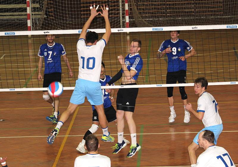 Volejbalisté VSK Staré Město (v modrém) rozehráli čtvrtfinále playoff proti MFF Praha. Po úvodních dvou zápasech je stav série 1:1.