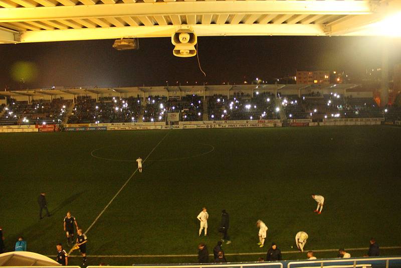 Přesně v 74. minutě sobotního televizního zápasu Slovácka s Plzní se stadion v Uherském Hradišti ponořil do tmy. Trvalo zhruba deset minut než se podařilo pořadatelům závadu odstranit.