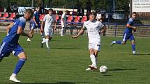 Fotbalisté Slovácka B (bílé dresy) v 6. kole MSFL podlehli Uničovu 1:2.