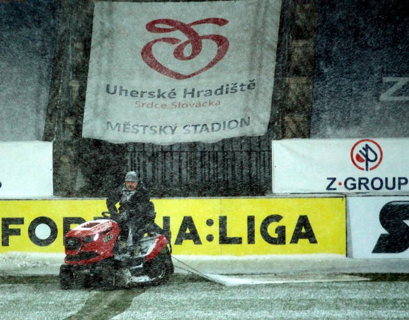 Fotbalisté Slovácka (v bílých dresech) hostili v předehrávce 19. kola FORTUNA:LIGY Teplice. Páteční duel poznamenalo vydatné sněžení.