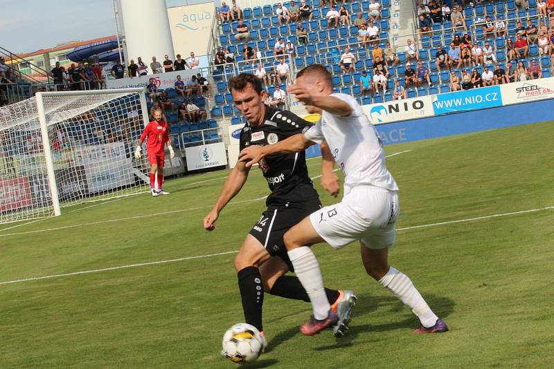 Fotbalisté Slovácka (bílé dresy) v neděli doma přivítali Hradec Králové.