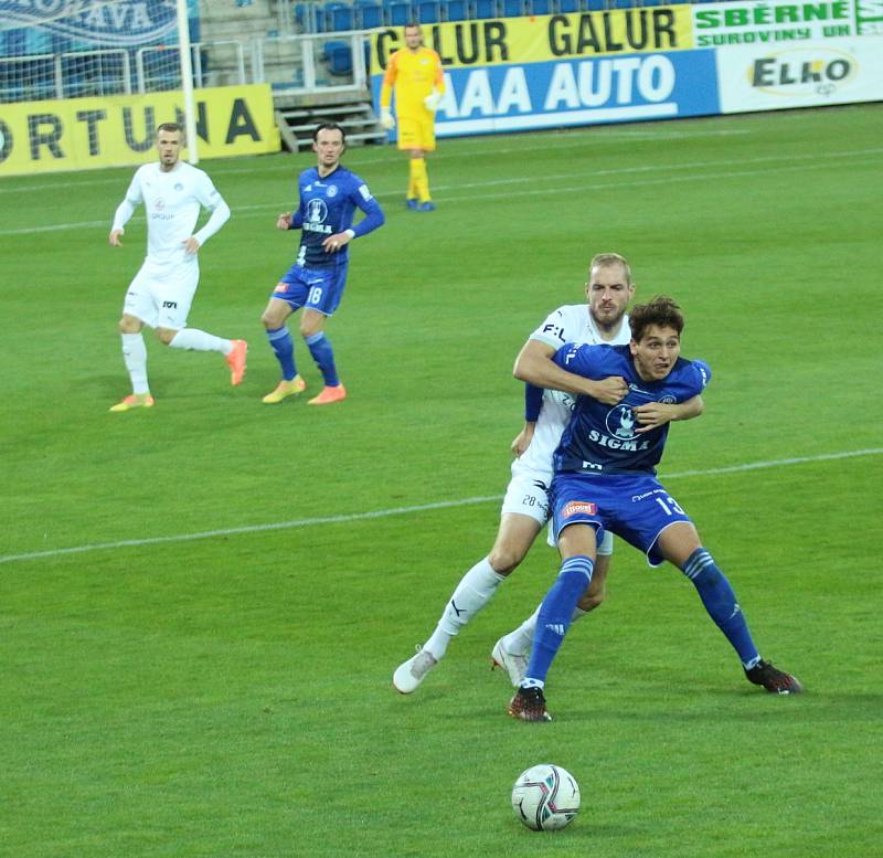 Fotbalisté Slovácka (v bílých dresech) doma v prvním zápase po restartu FORTUNA:LIGY hostili olomouckou Sigmu. Mojmír Chytil