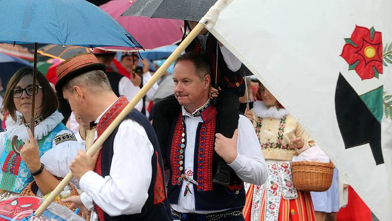 Tradičnímu defilé na Masarykově náměstí nepřálo počasí.