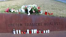 Desítky příchozích v Uherském Brodě věnovaly v pondělí 24. února po poledni tichou pietní vzpomínku na osm zastřelených lidí před pěti lety v tamní restauraci Družba, kdy tam sedm mužů a jedna žena zemřeli rukou šíleného vraha Zdeňka Kováře.