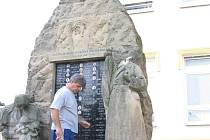 Školník Václav Váňa si prohlíží výsledky řádění vandala na pomníku, jenž stojí v těsné blízkosti Základní školy v Ostrožské Nové Vsi.
