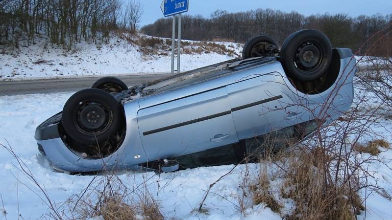 Dvě vozidla skončila během krátké doby na střeše kvůli nepřizpůsobení jízdy podmínkám na komunikacích. Nehoda z Pašovic. 