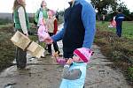 Občerstvení si zasloužila i tahle holčička, která pevně třímala špulku s nití od létajícího draka. 