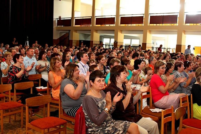 Folklorní soubory Pentlička a Pentla rozproudily svým pořadem krev v žilách 450 diváků.