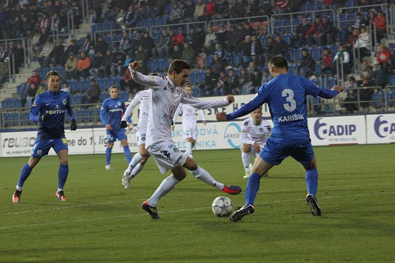 1. FC Slovácko – Slovan Liberec 1:2 (1:1). Vlevo David Pavelka, vpravo liberecký Karišik.