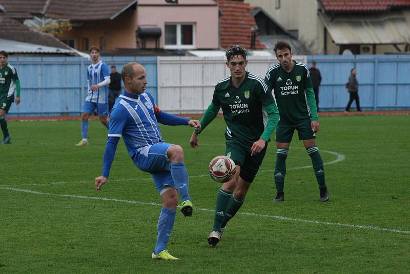 Fotbalisté Hluku (modré dresy) zakončili podzimní část sezony domácí výhrou nad Nivnicí 3:1.