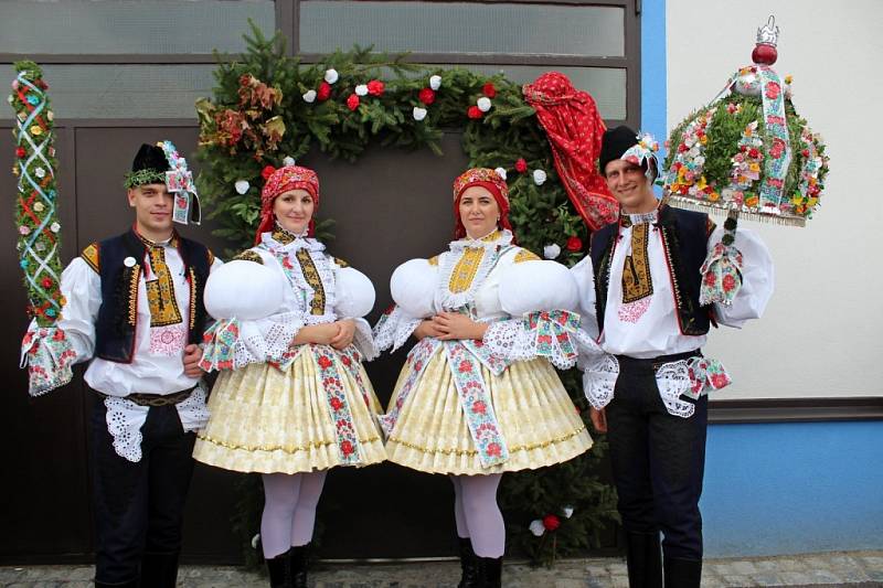 V ulicích Jalubí i před radnicí pěli šohaji a děvčice slovácké písničky a tancovali.