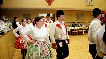 Už při slavnostním defilé a pak i při předtančení české besedy vynikly pestrobarevné oděvy tanečnic a tanečníků. 