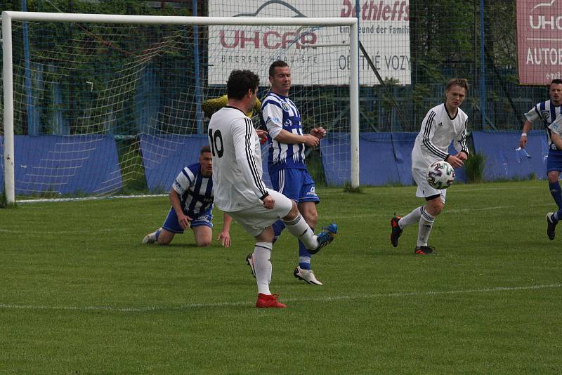 Fotbalisté Kunovic (bílé dresy) ve 21. kola krajské I. A třídy skupiny B podlehli Nedachlebicím 3:5.