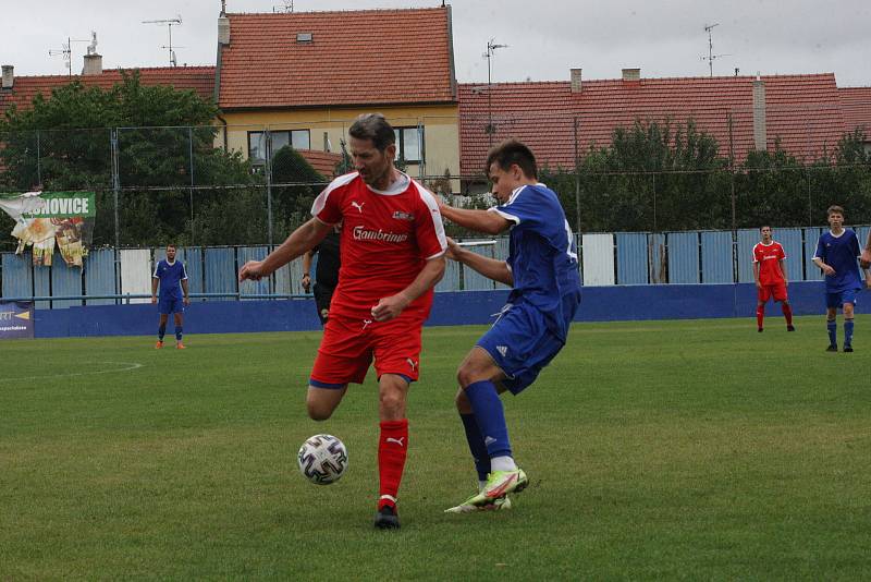 Fotbalisté Kunovic (modré dresy) ve 3. kole krajské I. A třídy skupiny B podlehli Újezdci 1:4.