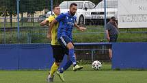 Fotbalisté Kunovic (žluté dresy) v 5. kole krajské I. A třídy skupiny B podlehli favorizovaným Zborovicím 1:2.