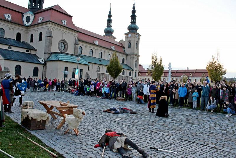 Na nádvoří před velehradskou baziliku a kostelík Cyrilka přijel v pátek sv. Martin na bílém koni v doprovodu šermířů a Římanů.