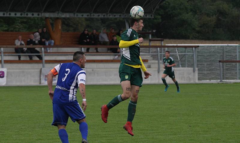 Fotbalisté Nivnice (zelené dresy) doma otočili zápas 7. kola I. A třídy skupiny B, Nedachlebice zdolali 2:1.