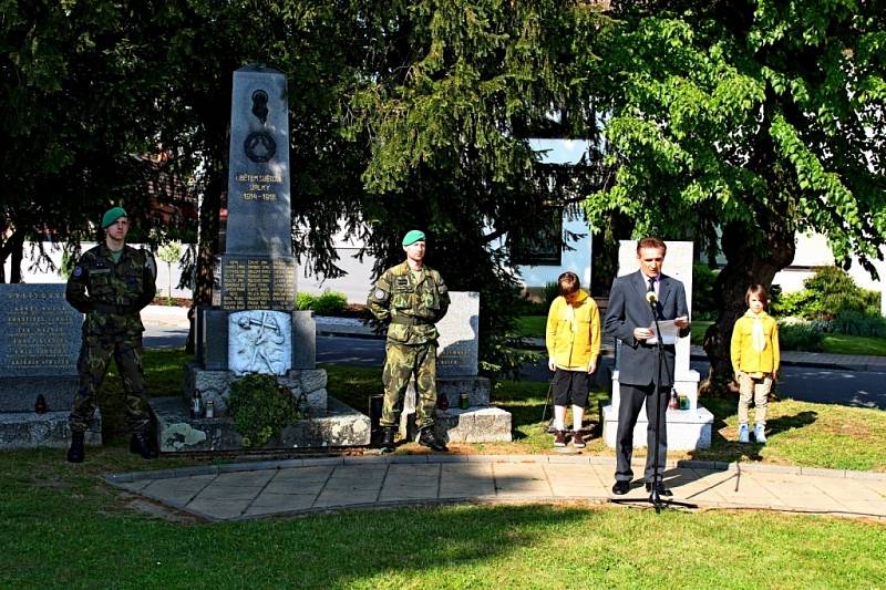 Na buchlovickém náměstí Svobody si ve středu připomenuli 69 let od osvobození obce. 