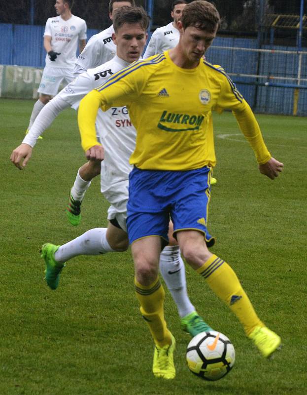 Juniorka Slovácka (v bílých dresech) prohrála na Širůchu v derby se Zlínem 0:2. Oba krajští rivalové  v moravské části patří mezi čtveřici elitních týmů.