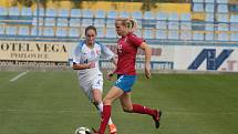 České fotbalistky (v červených dresech) porazily na stadionu Širůch ve Starém Městě Slovensko 2:0