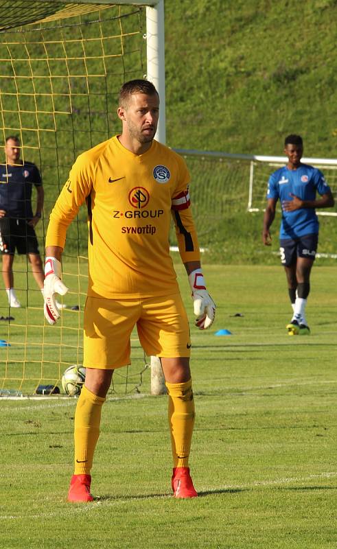 Fotbalisté Slovácka (modré dresy) v předposledním přípravném zápase podlehli na hřišti Strání slovenské Senici 1:2.