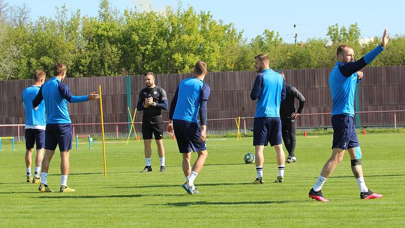 Fotbalisté Slovácka na hřišti v Sadech začali se společným tréninkem. 27. dubna 2020